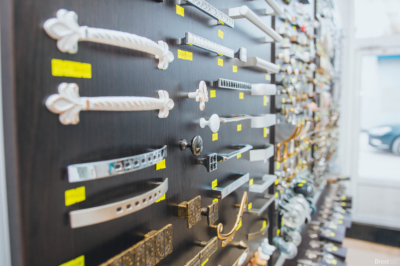 <p><span style="font-weight: 400;">Для экономии закупают и ставят китайскую, либо отечественную фурнитуру. В течение 1-2 лет её придется менять из-за непригодности к эксплуатации.</span></p>